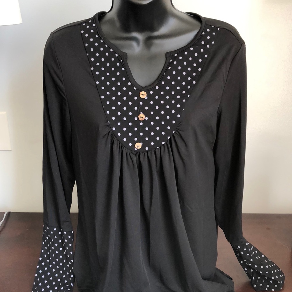 Ladies Medium v-neck top.